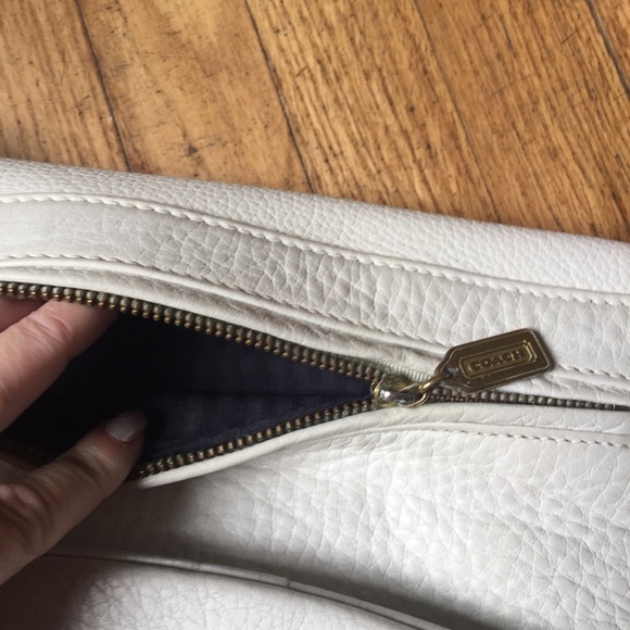 White Coach leather shoulder bag - Picture 5 of 8
